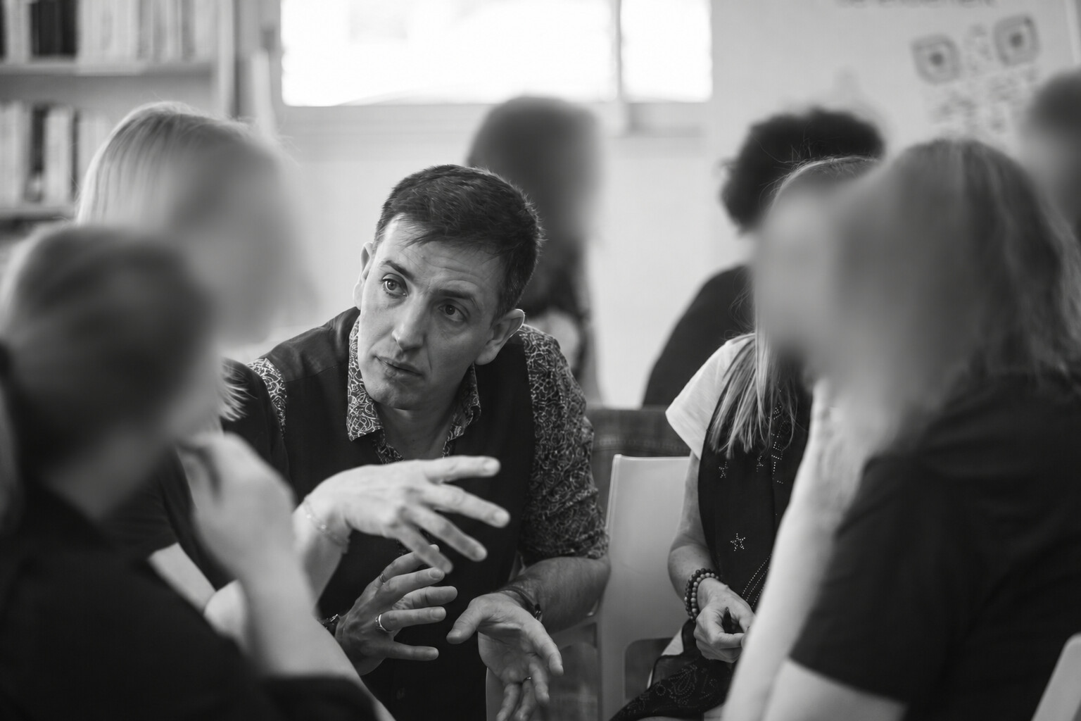 Jérémy Nouen échange avec des participants en formation.